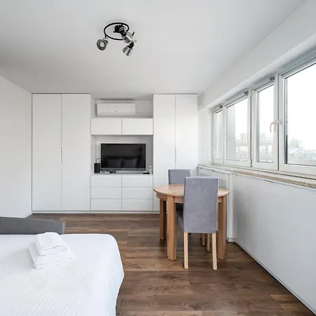 Metro Raclawicka Chic By Bookinghost *