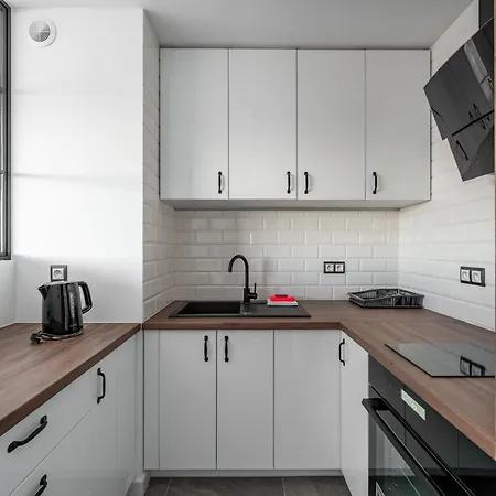 Metro Raclawicka Chic By Bookinghost * Varsovie