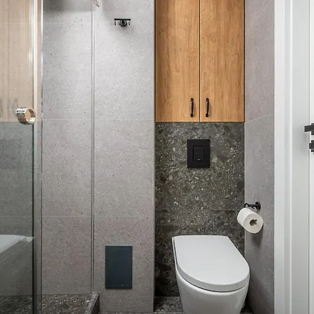 Metro Raclawicka Chic By Bookinghost Varsovie