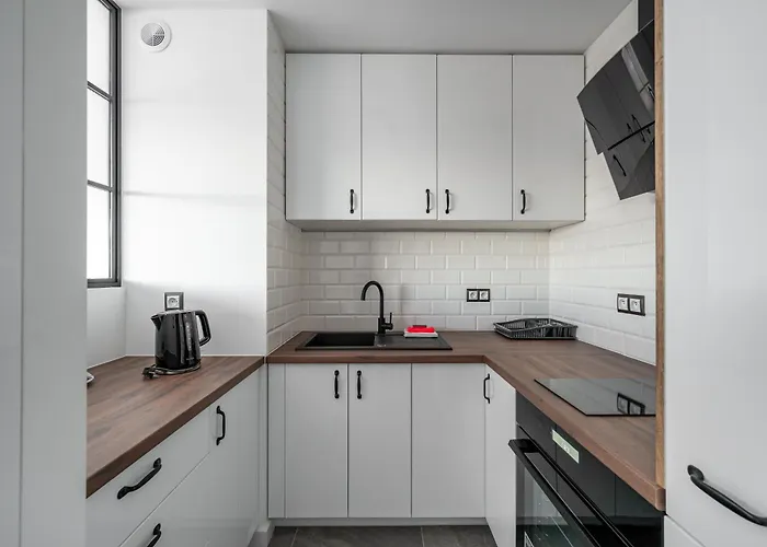 Metro Raclawicka Chic By Bookinghost * Warschau