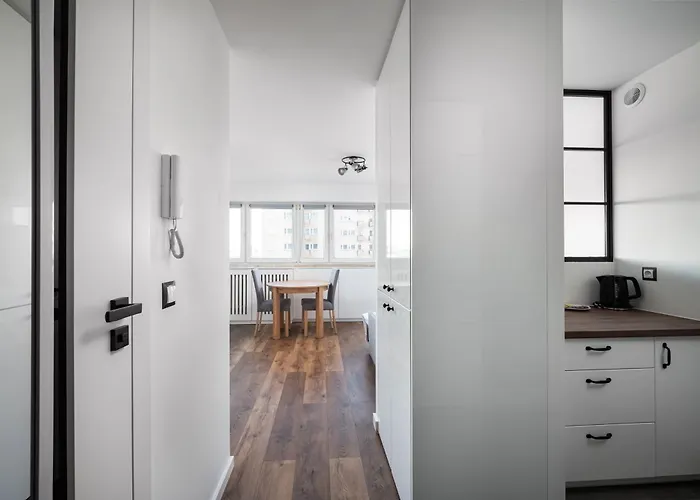 Metro Raclawicka Chic By Bookinghost * Warszawa