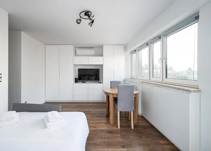 Metro Raclawicka Chic By Bookinghost *