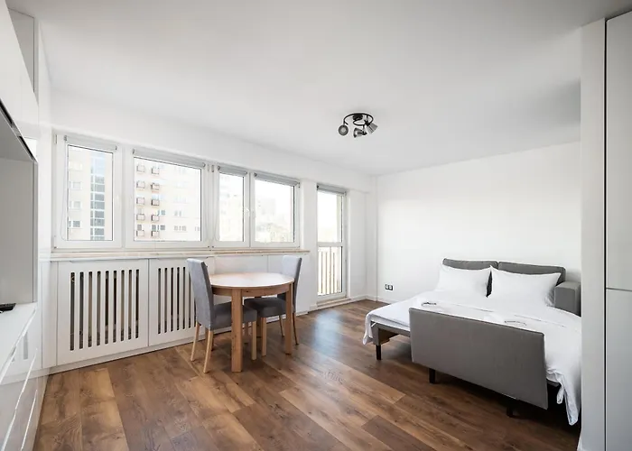 Metro Raclawicka Chic By Bookinghost * Warszawa